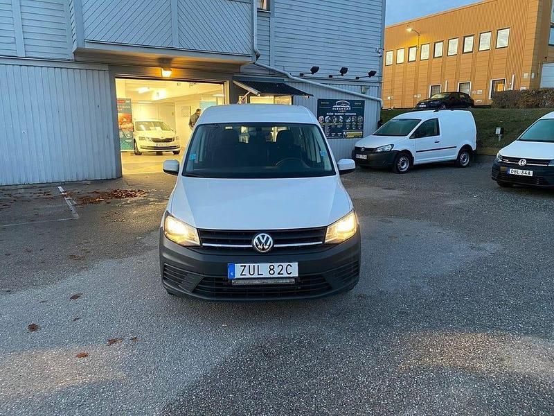 Vit Begagnad 2019 VW Caddy Life Minibuss | 134 900 kr (Lite dyr) - Bild 1/4
