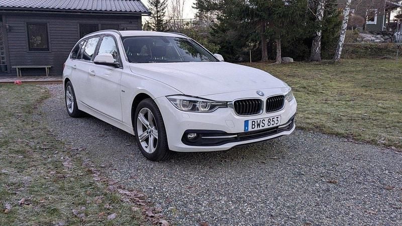 Vit Begagnad 2017 BMW 318 Sport Line Kombi | 160 000 kr (Marknadspris) - Bild 1/4