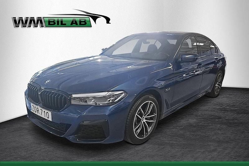 Blå Begagnad 2023 BMW 530e M Sport Sedan | 489 000 kr (Lite dyr) - Bild 1/4