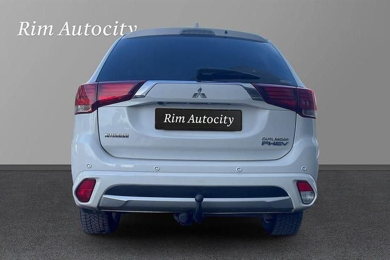 Begagnad Mitsubishi Outlander Comfort Edition 203 HK (149 kW) 2018 Vit SUV