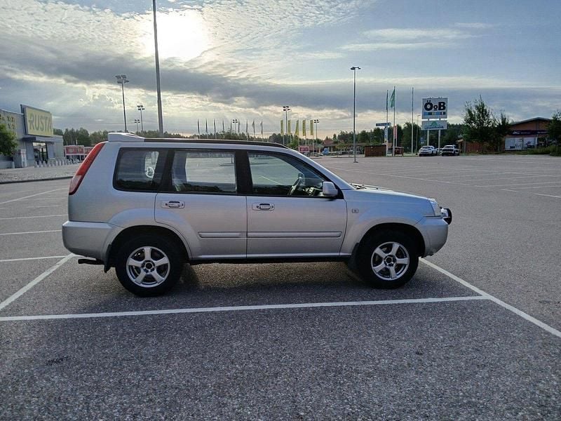 Silver Begagnad 2004 Nissan X-Trail SUV | 25 000 kr (Superpris) - Bild 1/4