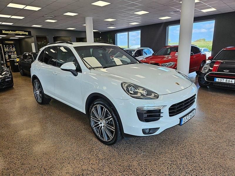 Vit Begagnad 2015 Porsche Cayenne SUV | 289 900 kr (Marknadspris) - Bild 1/4