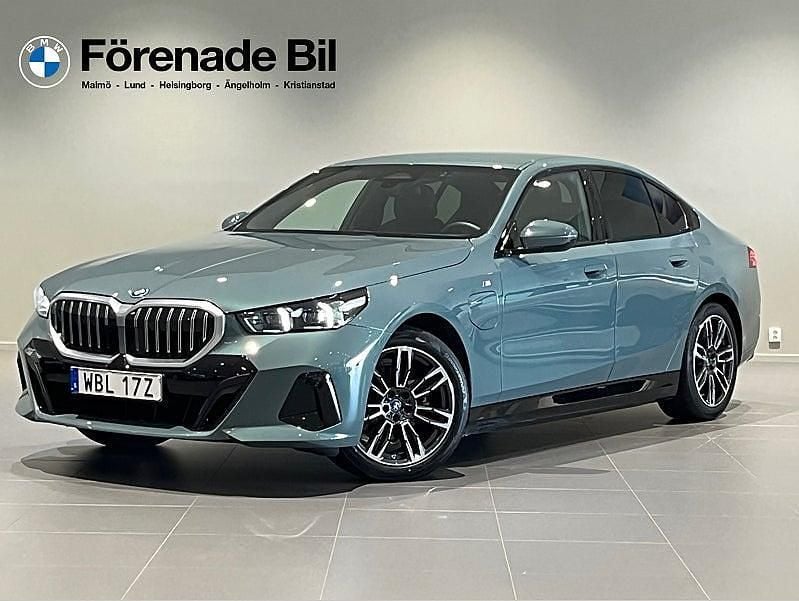 Grön Begagnad 2024 BMW 530e M Sport Sedan | 599 000 kr (Superpris) - Bild 1/4