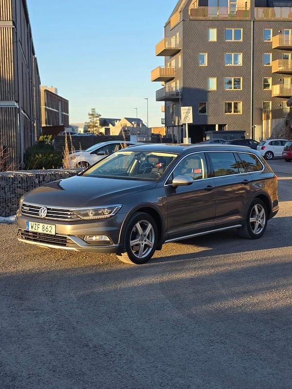 Grå metallic Begagnad 2016 VW Passat Alltrack Kombi | 134 900 kr (Marknadspris) - Bild 1/4