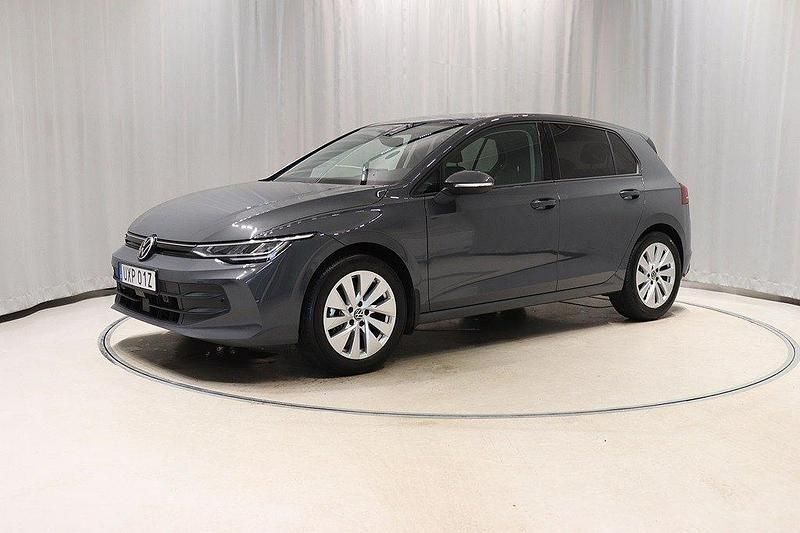 Mörkgrå Begagnad 2024 VW Golf VIII Life Halvkombi | 304 800 kr (Marknadspris) - Bild 1/4