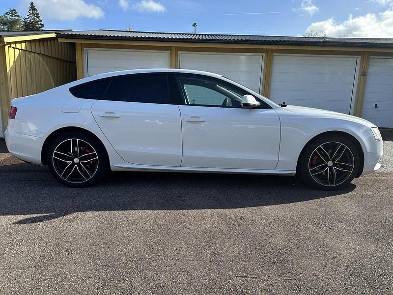Vit Begagnad 2013 Audi A5 Sportback Halvkombi | 95 000 kr (Marknadspris) - Bild 1/4