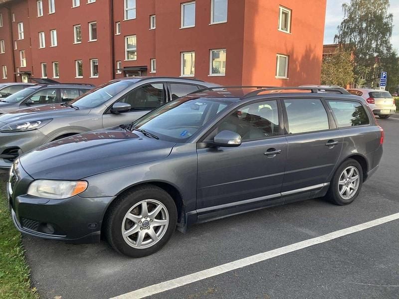 Grå Begagnad 2009 Volvo V70 Momentum Kombi | 45 000 kr (Marknadspris) - Bild 1/4