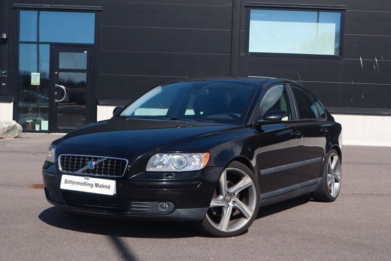 Svart Begagnad 2004 Volvo S40 R-Design Sedan | 39 900 kr (Marknadspris) - Bild 1/4