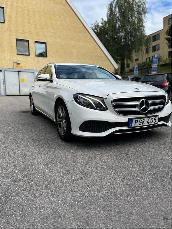 Vit Begagnad 2017 Mercedes E220 Avantgarde Kombi | 99 000 kr - Bild 1/4