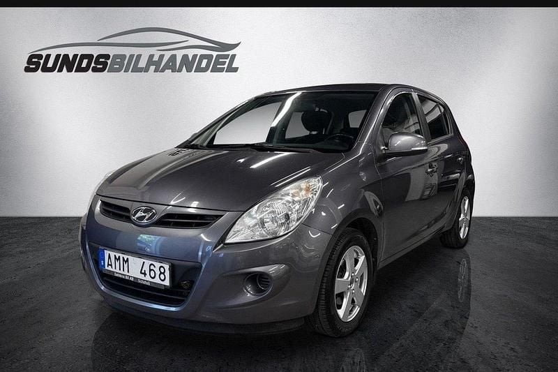 Mörkgrå Begagnad 2010 Hyundai i20 Halvkombi | 49 900 kr (Marknadspris) - Bild 1/4