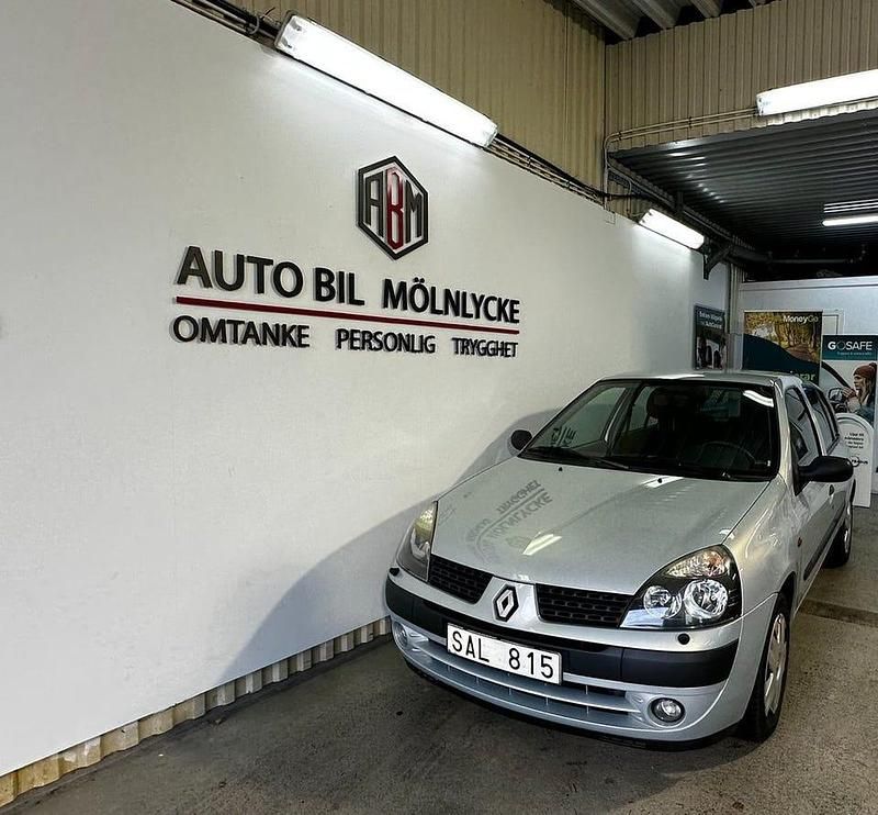 Ljusgrå Begagnad 2002 Renault Clio II Expression Halvkombi | 27 900 kr (Lite dyr) - Bild 1/4