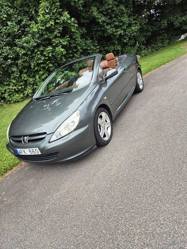 Grå Begagnad 2005 Peugeot 307 CC Sport Cab | 29 000 kr (Marknadspris) - Bild 1/3