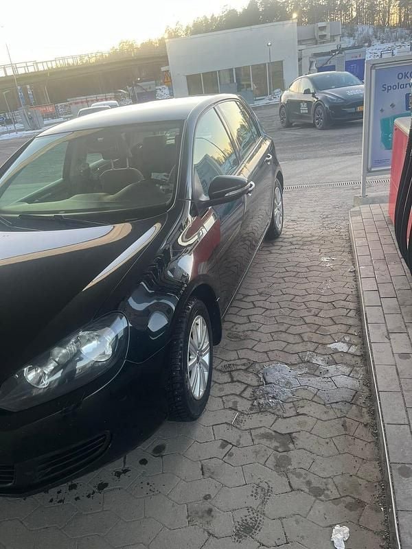 Begagnad VW Golf VI 105 HK (77 kW) 2010 Svart Halvkombi