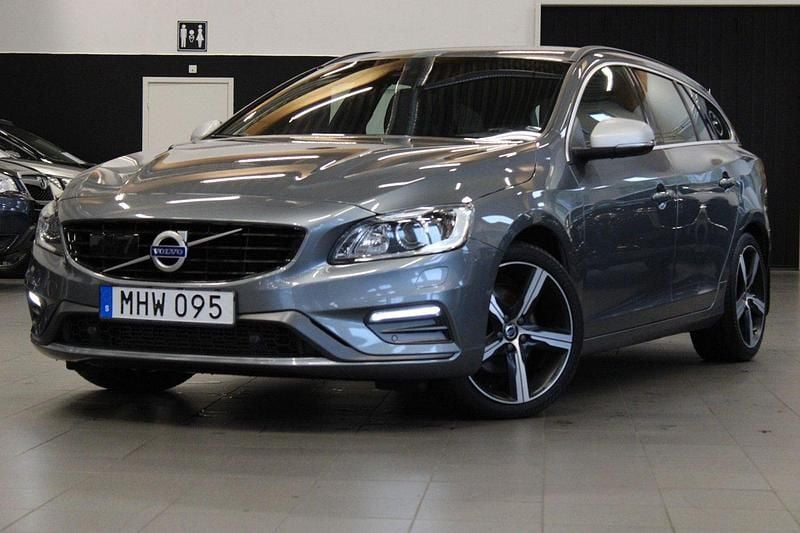 Grå Begagnad 2018 Volvo V60 R-Design Kombi | 214 900 kr (Superpris) - Bild 1/4