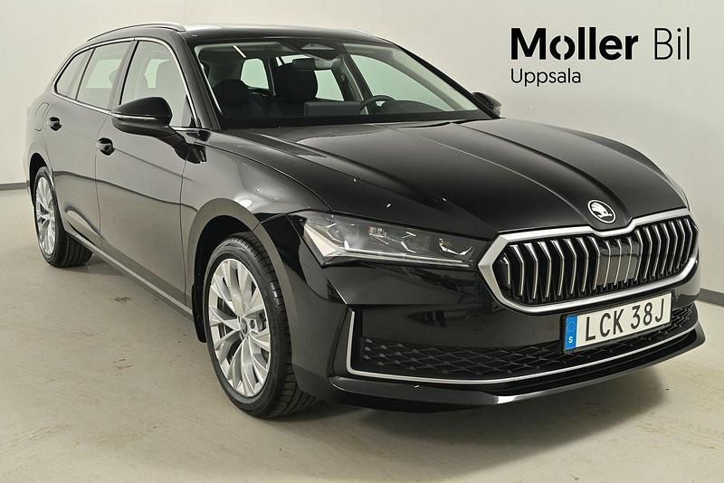 Svart (ebony black metallic) Ny 2025 Skoda Superb Selection Kombi | 417 900 kr (Bra pris) - Bild 1/4