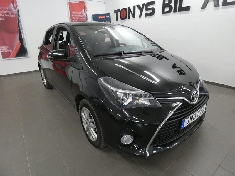 Svart Begagnad 2014 Toyota Yaris Multidrive S Halvkombi | 74 900 kr (Marknadspris) - Bild 1/4