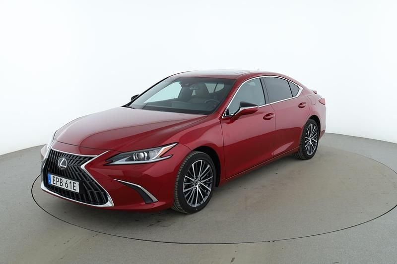 Röd Begagnad 2024 Lexus ES300H Business Edition Sedan | 465 000 kr (Marknadspris) - Bild 1/4