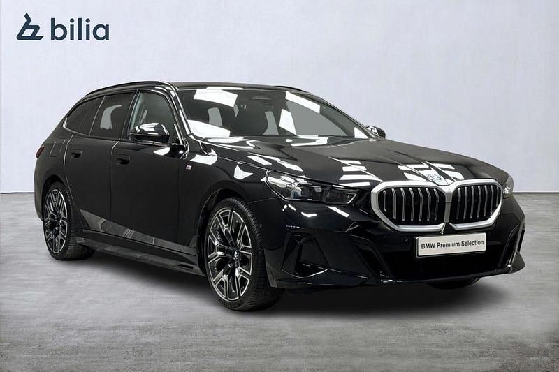 Svart Begagnad 2025 BMW 530 M Sport Kombi | 669 000 kr - Bild 1/4