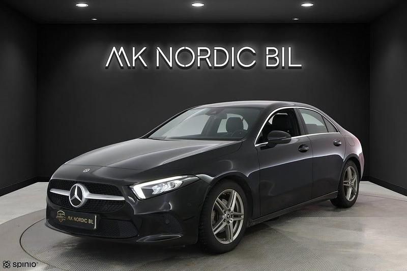 Svart Begagnad 2021 Mercedes A180 Sedan | 249 000 kr (Superpris) - Bild 1/4