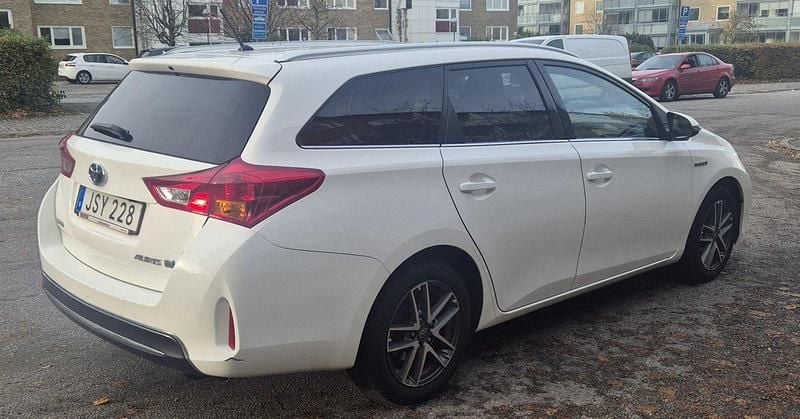 Vit Begagnad 2015 Toyota Auris Touring Sports Edition Kombi | 89 900 kr (Superpris) - Bild 1/4
