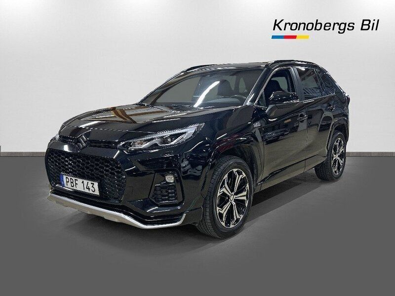 Svart metallic Begagnad 2023 Suzuki Across SUV | 395 600 kr (Lite dyr) - Bild 1/4