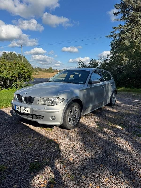 Begagnad 2005 BMW 116 Halvkombi | 35 000 kr (Marknadspris) - Bild 1/4