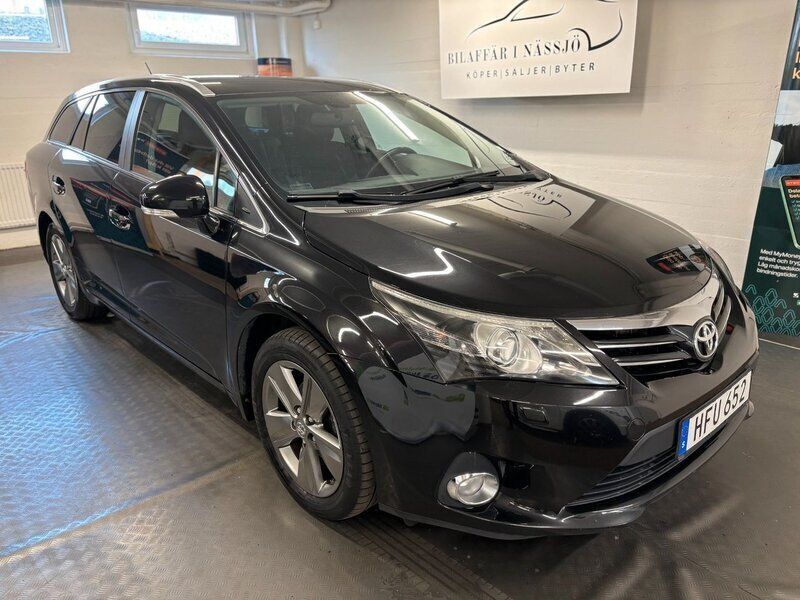 Svart Begagnad 2014 Toyota Avensis Multidrive S Kombi | 102 900 kr (Marknadspris) - Bild 1/4