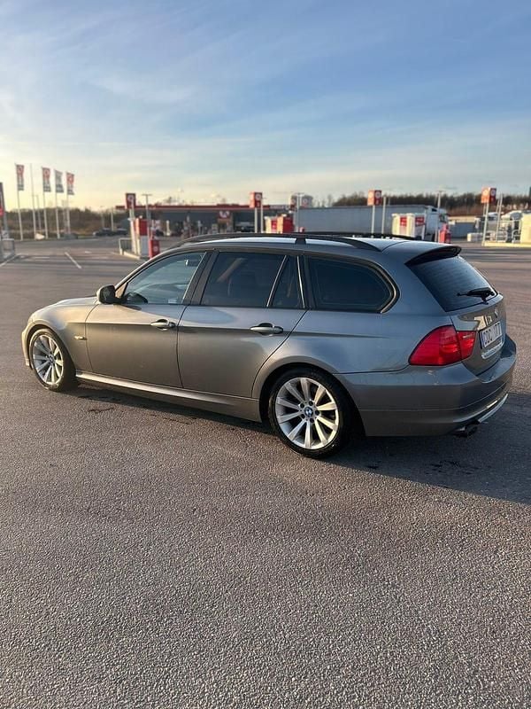 Begagnad 2010 BMW 320 Kombi | 84 900 kr (Marknadspris) - Bild 1/4