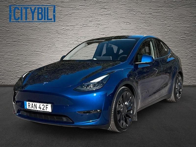Blå Begagnad 2023 Tesla Model Y Performance SUV | 479 900 kr - Bild 1/4