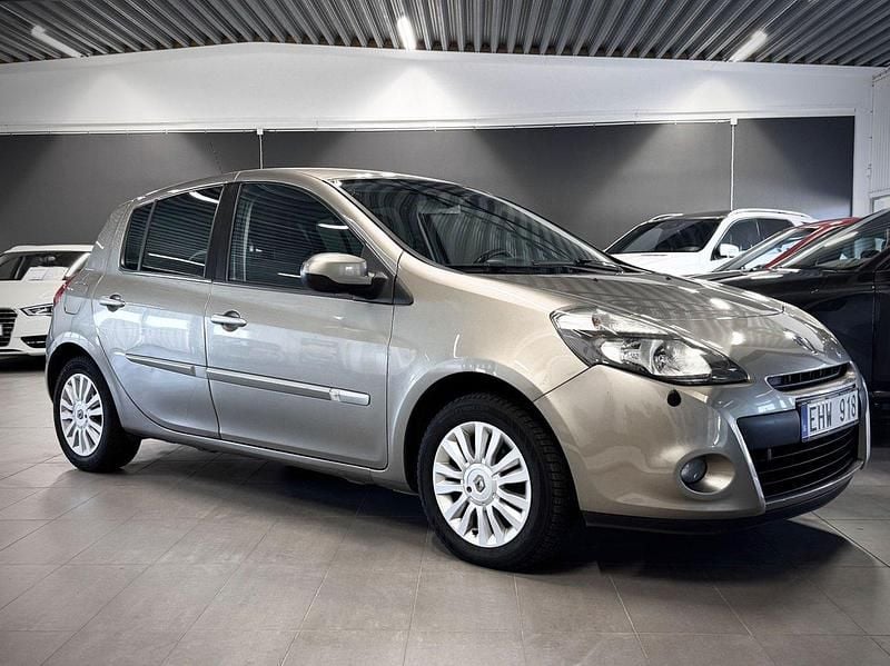 Ljusbrun Begagnad 2010 Renault Clio R.S. Halvkombi | 39 900 kr (Marknadspris) - Bild 1/3