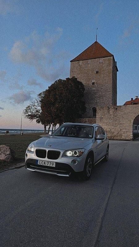 Grå Begagnad 2011 BMW X1 SUV | 112 000 kr (Marknadspris) - Bild 1/4