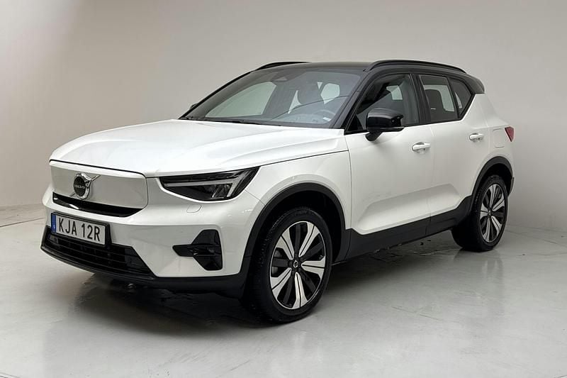 Vit Begagnad 2023 Volvo XC40 Plus SUV | 299 000 kr - Bild 1/4