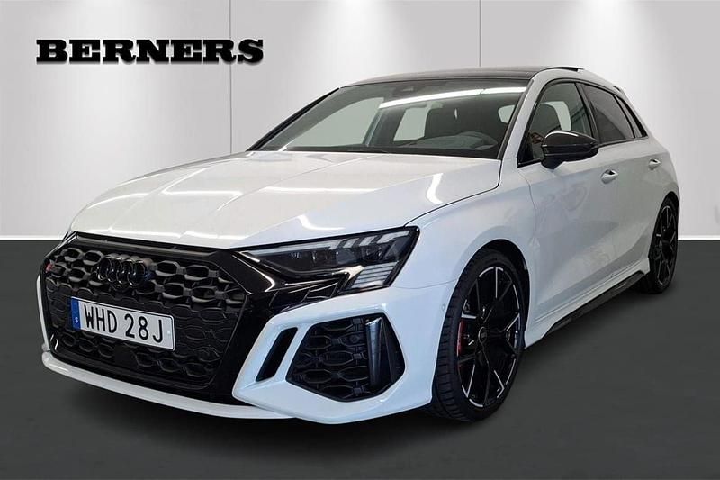 Vit Begagnad 2023 Audi RS3 Sportback Design Halvkombi | 628 900 kr (Bra pris) - Bild 1/4