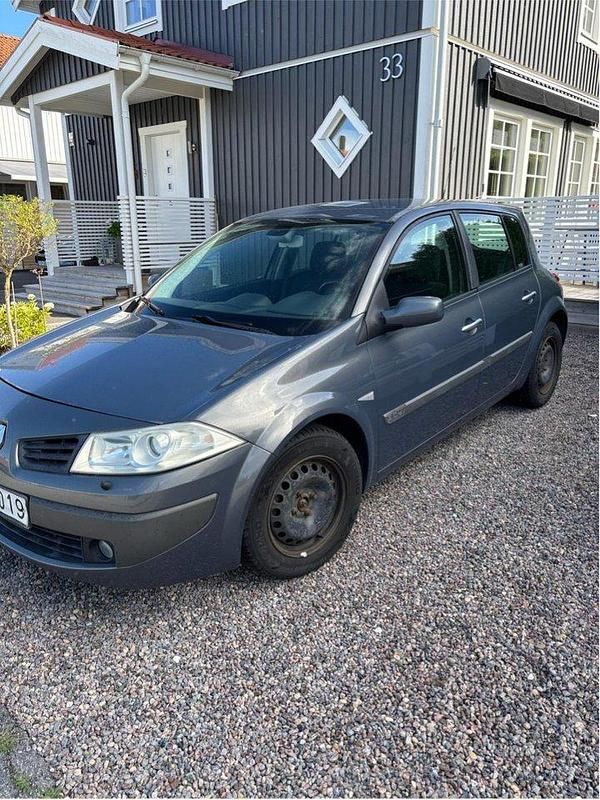 Grå Begagnad 2006 Renault Mégane II Halvkombi | 10 000 kr (Superpris) - Bild 1/3
