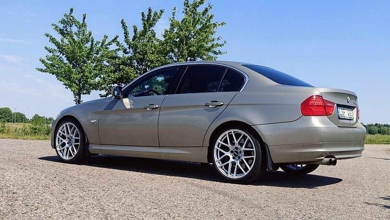 Brun Begagnad 2011 BMW 330 M Sport Sedan | 139 000 kr (Marknadspris) - Bild 1/4