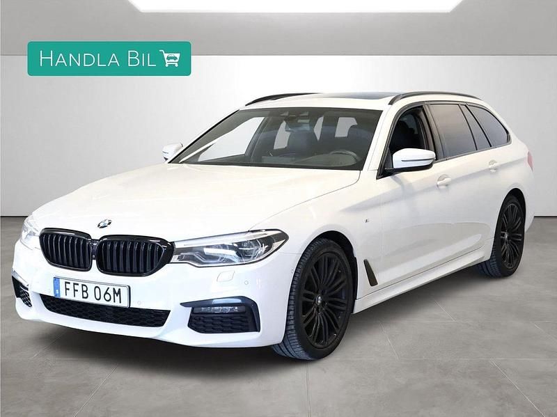 Vit Begagnad 2019 BMW 520 M Sport Kombi | 349 900 kr (Dyr) - Bild 1/4