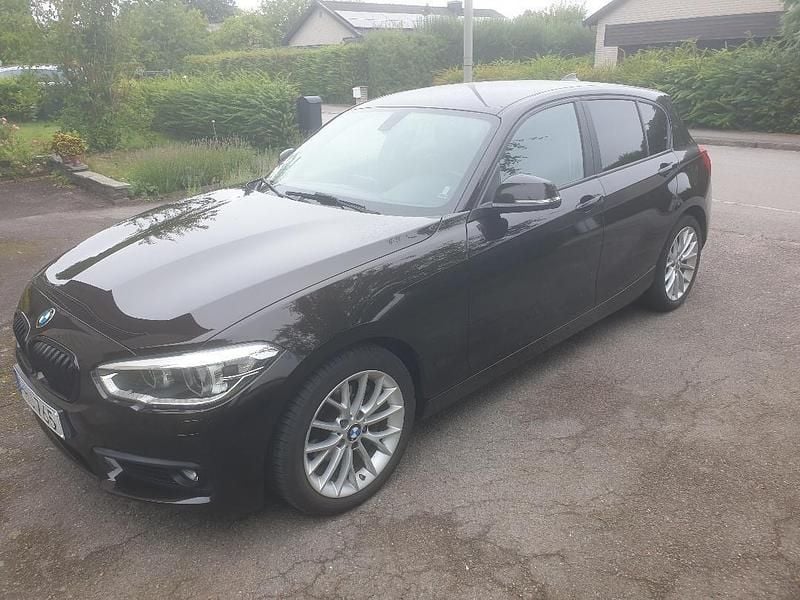 Brun Begagnad 2017 BMW 120 Advantage Halvkombi | 205 000 kr (Marknadspris) - Bild 1/4
