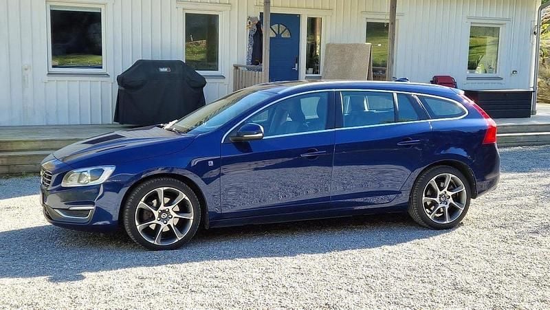 Blå Begagnad 2015 Volvo V60 Momentum Kombi | 129 000 kr (Marknadspris) - Bild 1/4