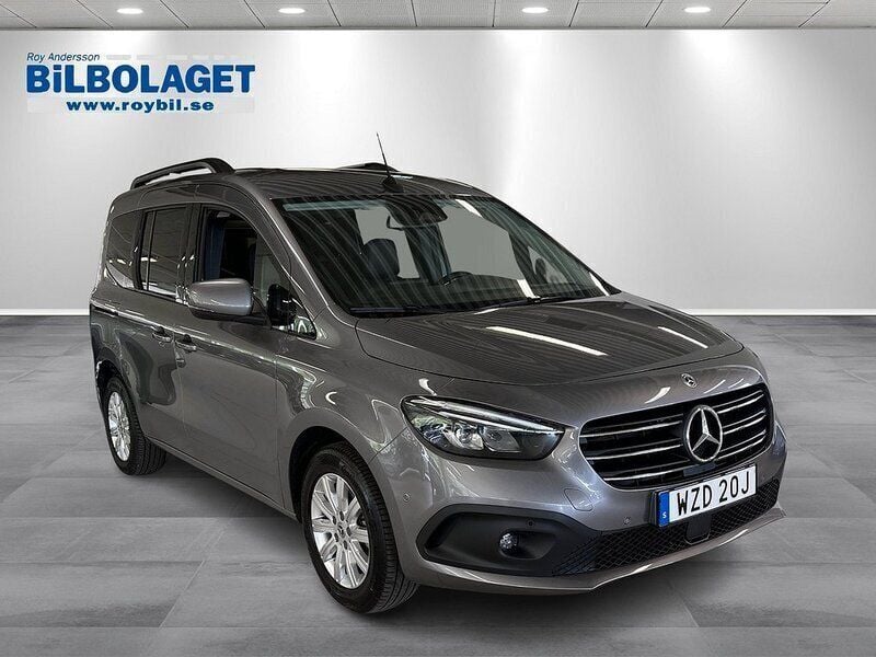 Grå Begagnad 2023 Mercedes T180 Premium Minibuss | 299 900 kr - Bild 1/3