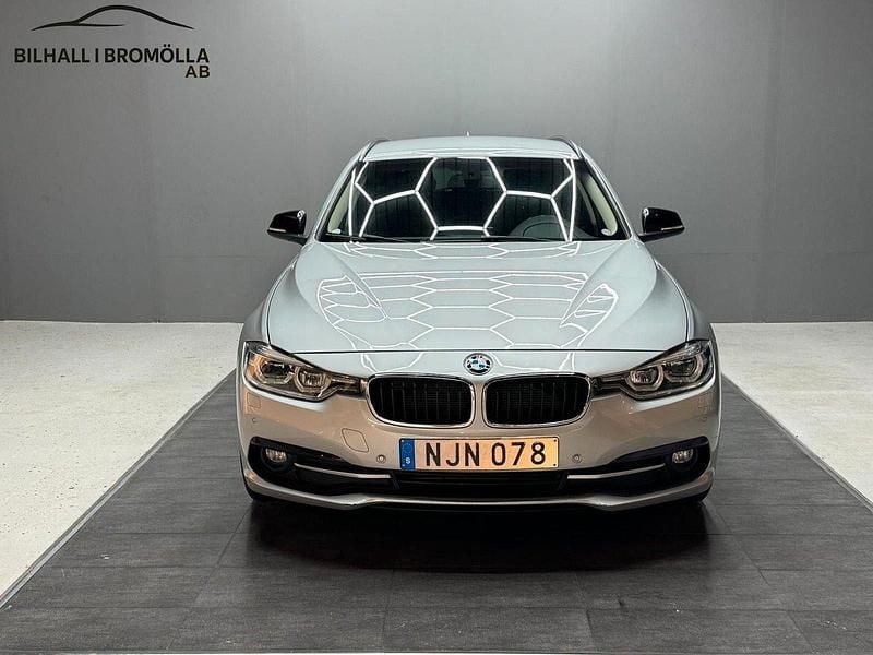 Silver Begagnad 2016 BMW 320 Sport Line Kombi | 149 900 kr (Bra pris) - Bild 1/4