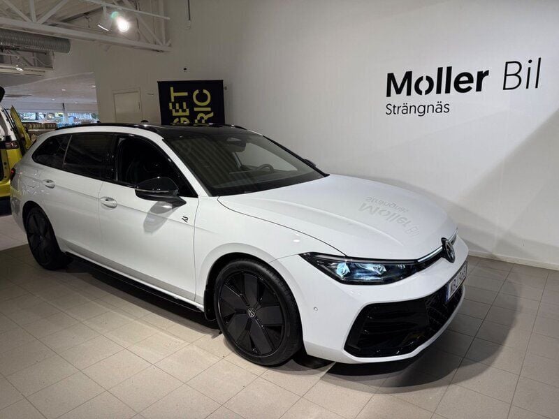 Vit Ny 2024 VW Passat R-line Kombi | 539 900 kr (Marknadspris) - Bild 1/4