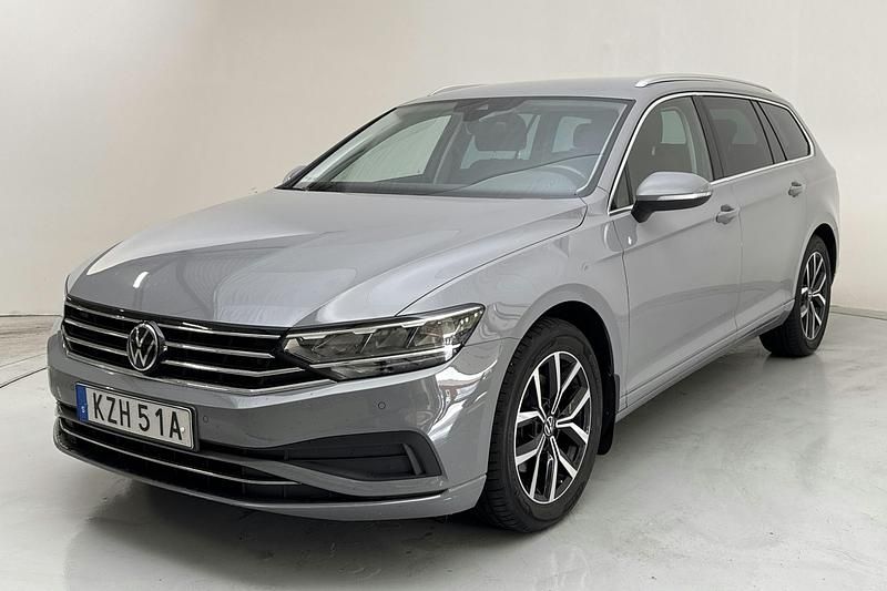 Grå Begagnad 2022 VW Passat Pro | 249 000 kr (Bra pris) - Bild 1/4