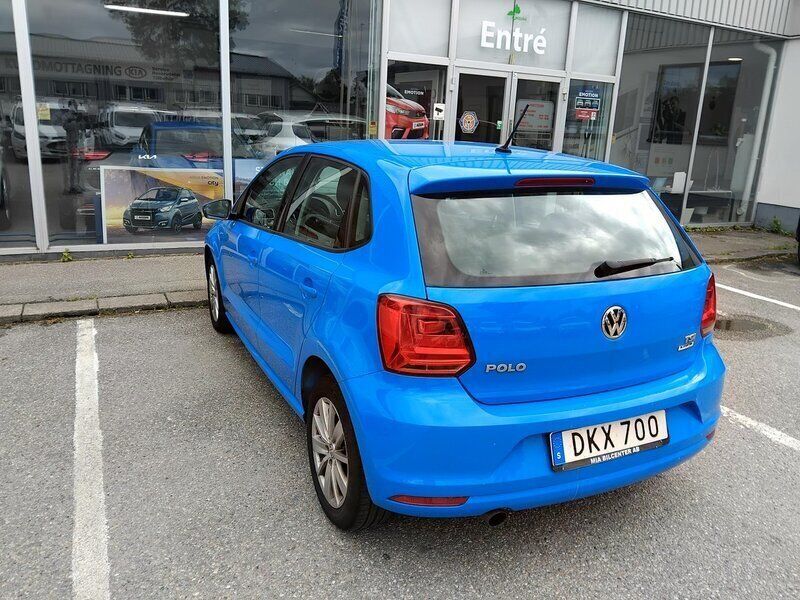 Blå Begagnad 2015 VW Polo Halvkombi | 45 000 kr (Marknadspris) - Bild 1/4