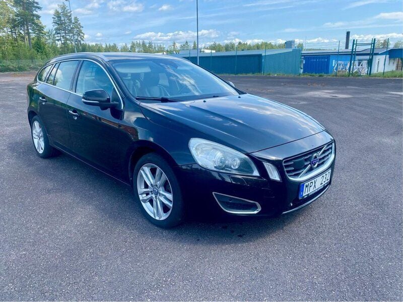 Svart Begagnad 2011 Volvo V60 Summum Kombi | 123 000 kr (Lite dyr) - Bild 1/4