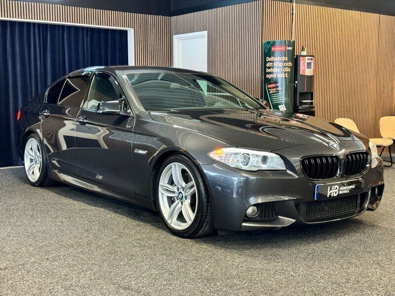 Grå Begagnad 2011 BMW 535 M Sport Sedan | 144 900 kr (Marknadspris) - Bild 1/4