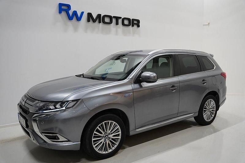 Grå Begagnad 2018 Mitsubishi Outlander P-HEV Comfort Edition SUV | 224 800 kr (Marknadspris) - Bild 1/4