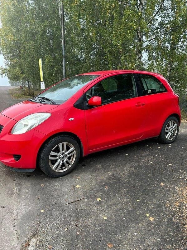 Röd Begagnad 2006 Toyota Yaris Halvkombi | 49 000 kr (Marknadspris) - Bild 1/3