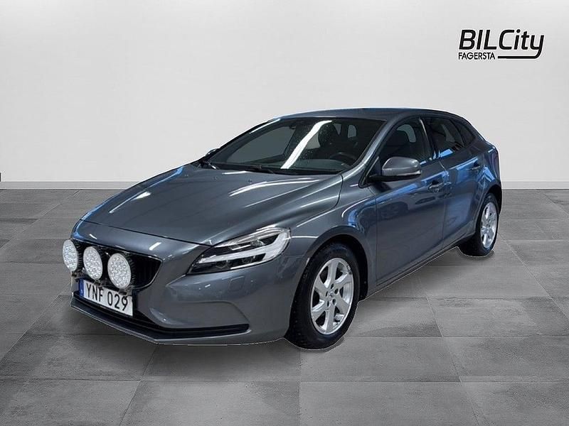 Grå Begagnad 2017 Volvo V40 Business Edition Halvkombi | 149 900 kr (Marknadspris) - Bild 1/4