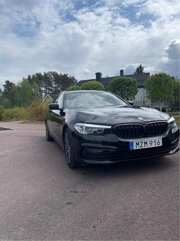 Svart Begagnad 2019 BMW 530 Sport Line Kombi | 259 000 kr (Superpris) - Bild 1/4