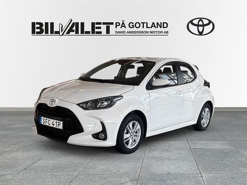 Vit Begagnad 2025 Toyota Yaris Hybrid Halvkombi | 239 000 kr (Marknadspris) - Bild 1/4